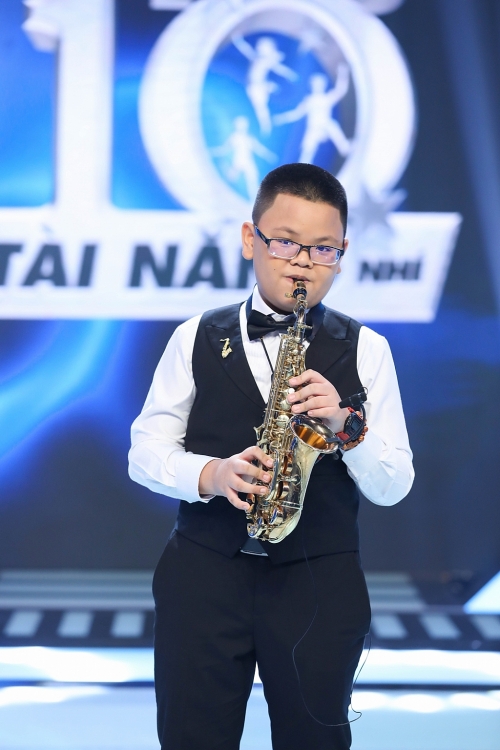 'Siêu tài năng nhí': Trấn Thành, Hari Won tặng 10 triệu đồng cho cậu bé 12 tuổi được thầy dạy võ nhận nuôi