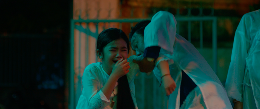 Ấp ủ 16 năm, đạo diễn người Mỹ chính thức tung trailer phim 'Đêm tối rực rỡ!' về đám tang người Việt