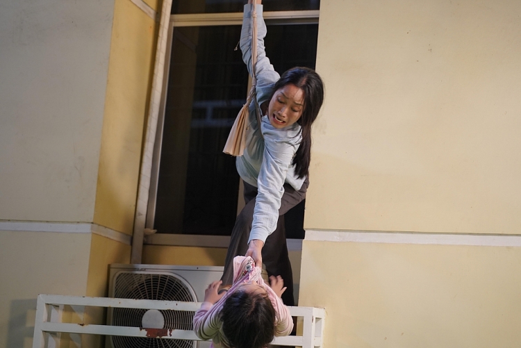 Sự thật phía sau cảnh phim nguy hiểm 'thót tim' của mẹ con Ốc Thanh Vân trong 'Lật mặt: 48h'