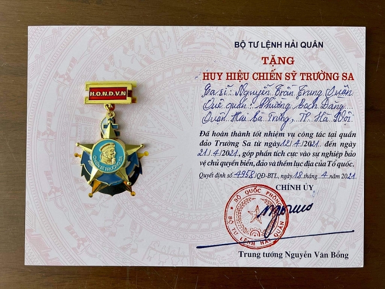 Nguyễn Trần Trung Quân được trao tặng Huy hiệu Chiến sĩ Trường Sa