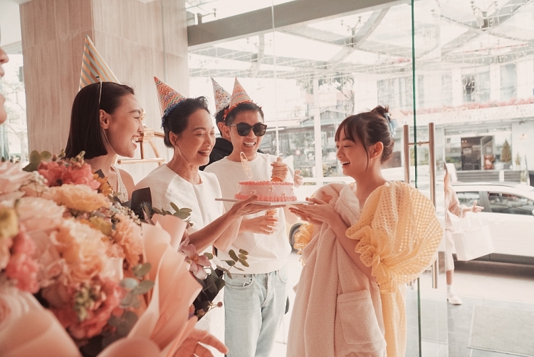 Kaity Nguyễn - Lãnh Thanh 'quậy bung nóc' trong tiệc sinh nhật bất ngờ tại Đà Lạt