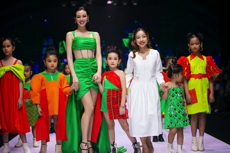 Hương Giang cùng các học trò bùng nổ trong Tuần lễ thời trang của Xuân Lan