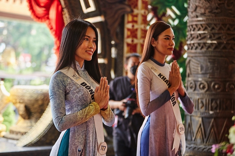Thí sinh 'Hoa hậu hoàn vũ Việt Nam 2022' diện áo dài dâng hương Vua Hùng nhân ngày Giỗ tổ mùng 10 tháng 3