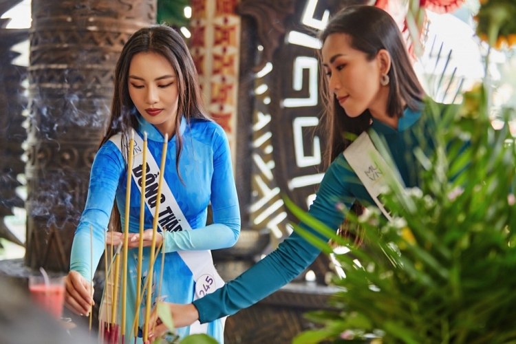 Thí sinh 'Hoa hậu hoàn vũ Việt Nam 2022' diện áo dài dâng hương Vua Hùng nhân ngày Giỗ tổ mùng 10 tháng 3