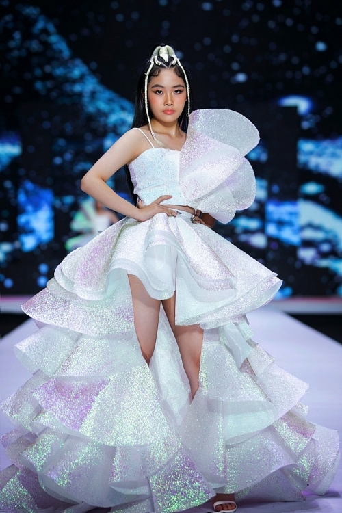 Cặp đôi mẫu nhí Suri Phương Anh - Khánh Ngọc sải bước chuyên nghiệp kết màn cùng Hoa hậu Lê Âu Ngân Anh