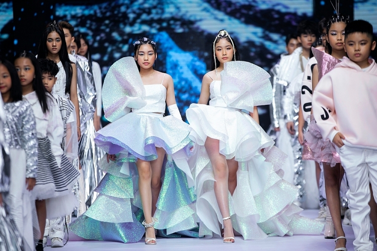 Cặp đôi mẫu nhí Suri Phương Anh - Khánh Ngọc sải bước chuyên nghiệp kết màn cùng Hoa hậu Lê Âu Ngân Anh