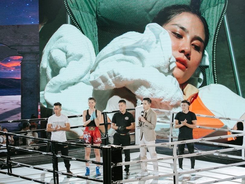 Hai 'bóng hồng' Hoàng Hạnh và Thu Huyền 'so găng' trên sàn boxing của 'The Champion'