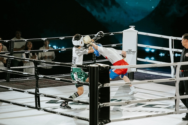 Hai 'bóng hồng' Hoàng Hạnh và Thu Huyền 'so găng' trên sàn boxing của 'The Champion'