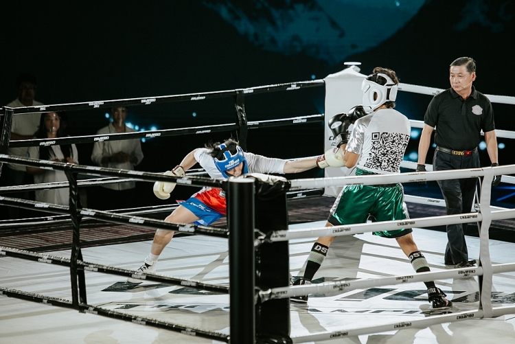 Hai 'bóng hồng' Hoàng Hạnh và Thu Huyền 'so găng' trên sàn boxing của 'The Champion'