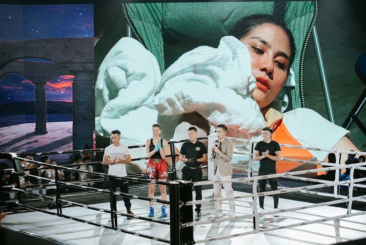 Hai 'bóng hồng' Hoàng Hạnh và Thu Huyền 'so găng' trên sàn boxing của 'The Champion'