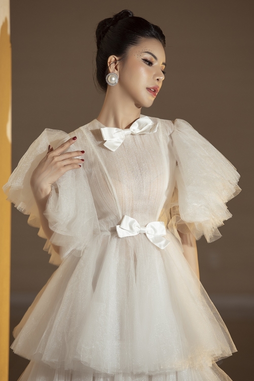 Hoa hậu Loan Vương hóa công chúa mộng mơ, mặc kín bưng vẫn nổi bật nhất sự kiện