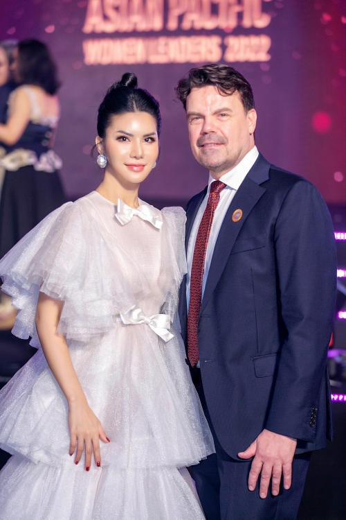 Hoa hậu Loan Vương hóa công chúa mộng mơ, mặc kín bưng vẫn nổi bật nhất sự kiện