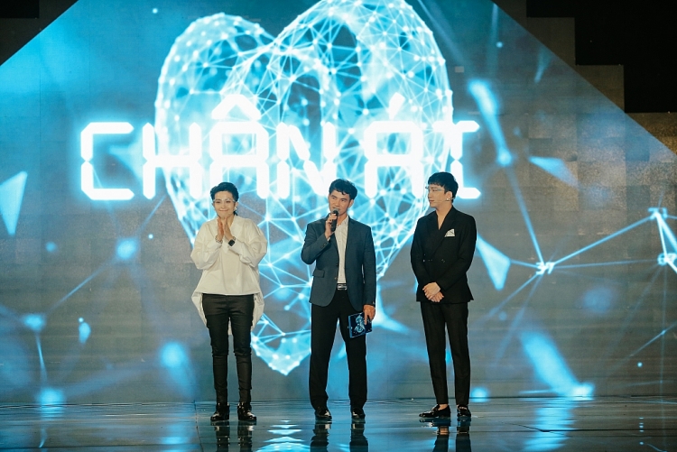 Lần đầu tiên tại 'Chân ái', nam chính bỗng hóa nam phụ trước màn thể hiện quá tình cảm của hai bạn nữ