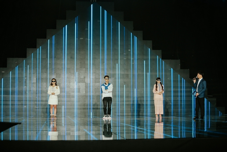 Lần đầu tiên tại 'Chân ái', nam chính bỗng hóa nam phụ trước màn thể hiện quá tình cảm của hai bạn nữ