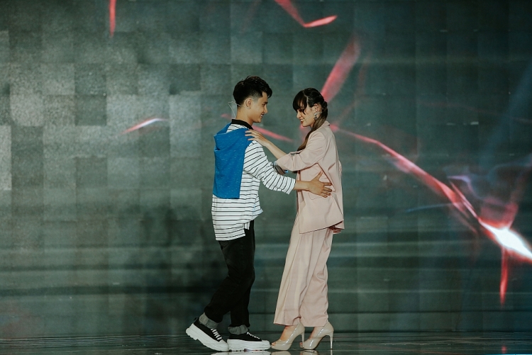 Lần đầu tiên tại 'Chân ái', nam chính bỗng hóa nam phụ trước màn thể hiện quá tình cảm của hai bạn nữ