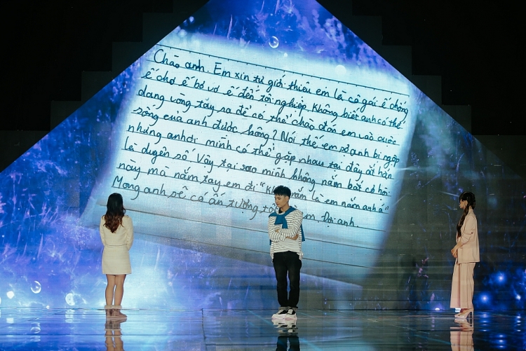 Lần đầu tiên tại 'Chân ái', nam chính bỗng hóa nam phụ trước màn thể hiện quá tình cảm của hai bạn nữ