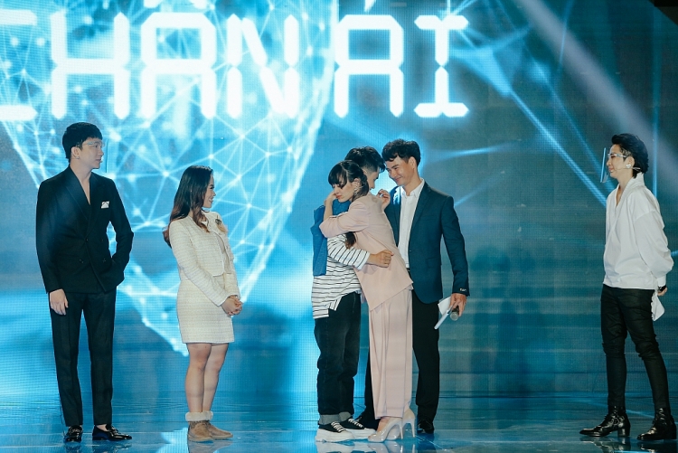 Lần đầu tiên tại 'Chân ái', nam chính bỗng hóa nam phụ trước màn thể hiện quá tình cảm của hai bạn nữ