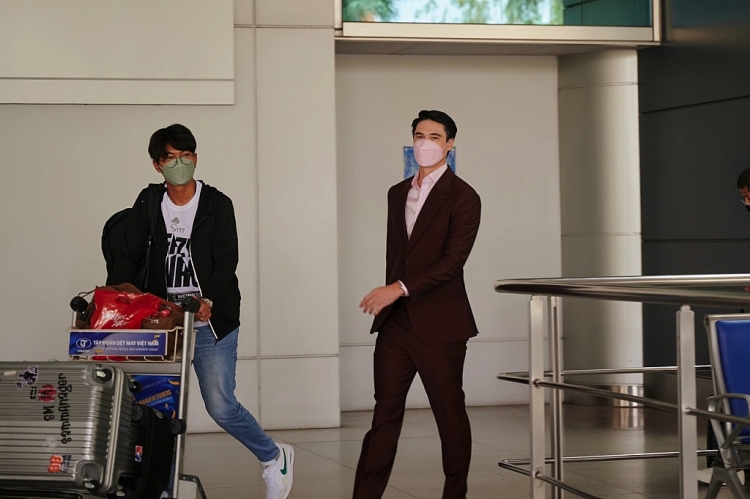 Dược sĩ Tiến ra tận sân bay đón nam thần Thái Lan Matthew Deane Chanthavanij