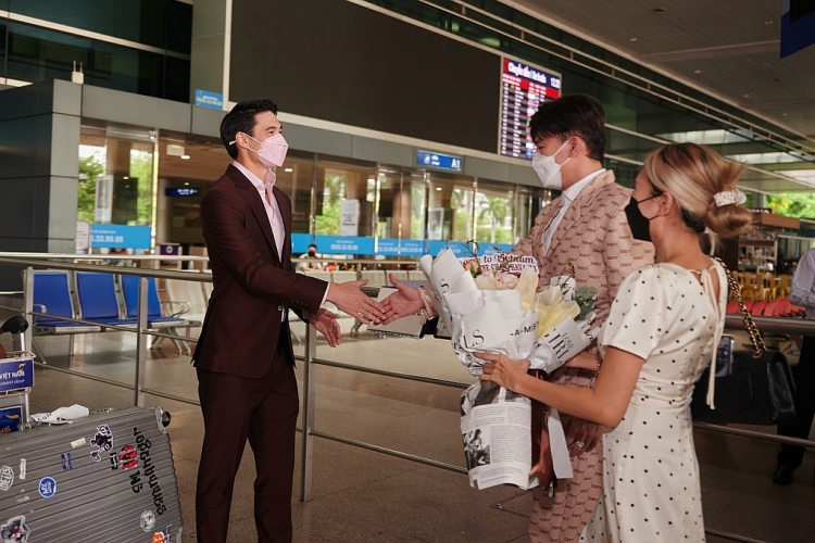 Dược sĩ Ra sân bay đón Matthew Dane Chanthavanji, nam thần Thái Lan