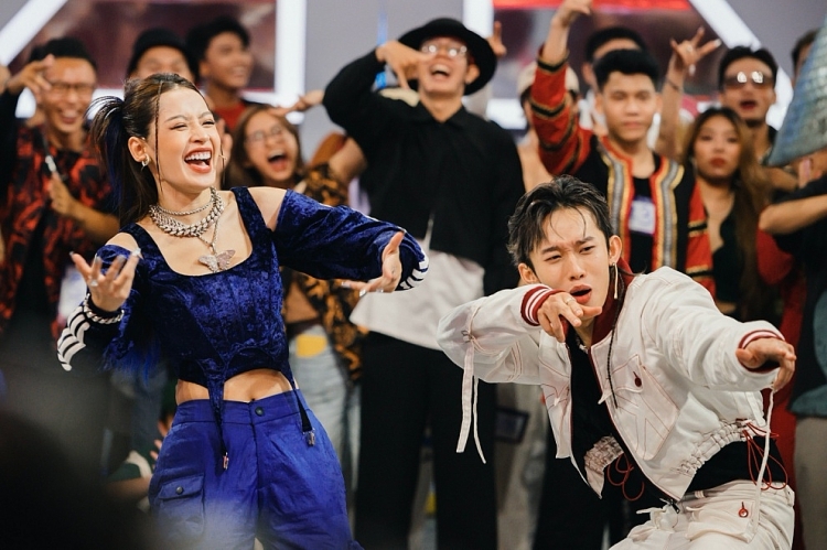 'Street Dance Vietnam': Host Trấn Thành, 4 Captain cùng dàn tuyển thủ chào sân cực cháy