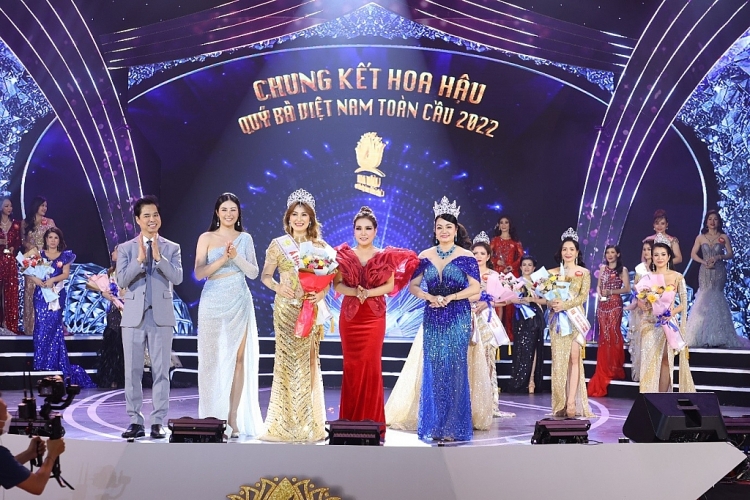 Doanh nhân Trần Thị Ái Loan đăng quang 'Hoa hậu quý bà Việt Nam toàn cầu 2022'