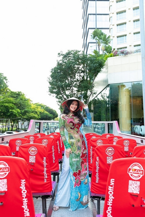 Hoa hậu Emily Hồng Nhung và Pricilia Carla Yules ngắm TP.HCM trên… xe buýt