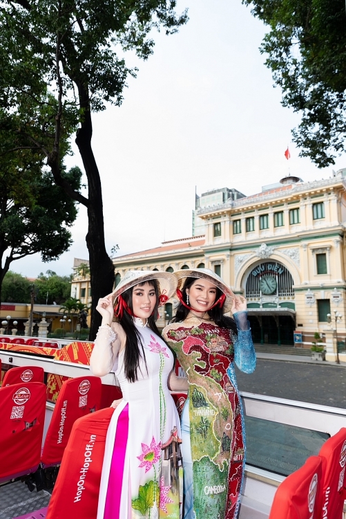 Hoa hậu Emily Hồng Nhung và Pricilia Carla Yules ngắm TP.HCM trên… xe buýt