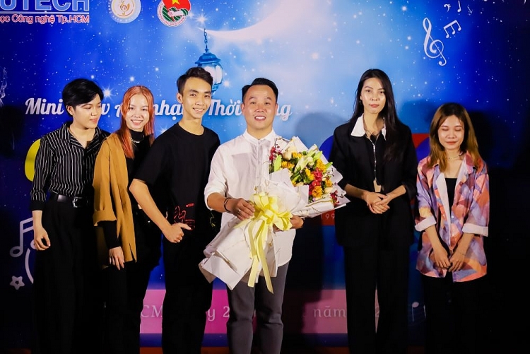 NTK Việt Hùng đồng hành cùng sân chơi nghệ thuật 'Chào bạn, Hutech tuổi 27'