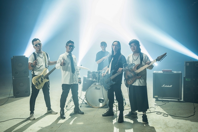 MV 'Sống một lần rồi thôi' mãn nhãn với những cảnh hành động trong 'Nghề siêu dễ'