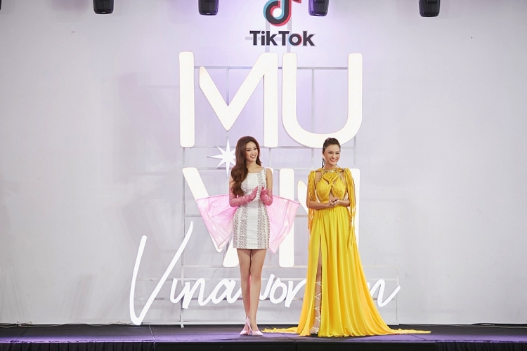 Đông Nhi thể hiện bài hát chủ đề '#Vinawoman' của 'Hoa hậu hoàn vũ Việt Nam 2022'