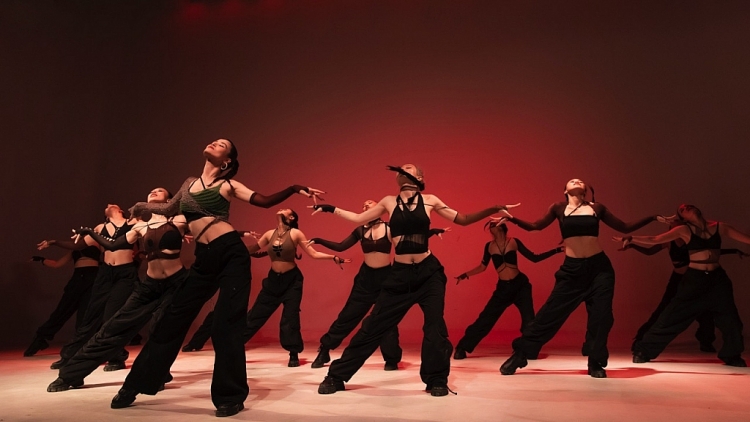 Dân mạng phấn khích trước clip hit mới của Đông Nhi: Đỉnh cao Dance performance