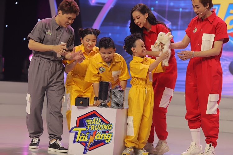 Hoa hậu Bảo Ngọc trổ tài 'bắn' rap và làm biên tập viên trên truyền hình tại 'Đấu trường tài năng'