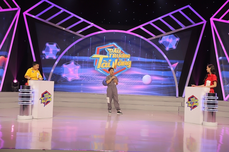 Hoa hậu Bảo Ngọc trổ tài 'bắn' rap và làm biên tập viên trên truyền hình tại 'Đấu trường tài năng'