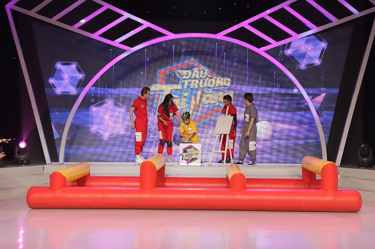 Hoa hậu Bảo Ngọc trổ tài 'bắn' rap và làm biên tập viên trên truyền hình tại 'Đấu trường tài năng'