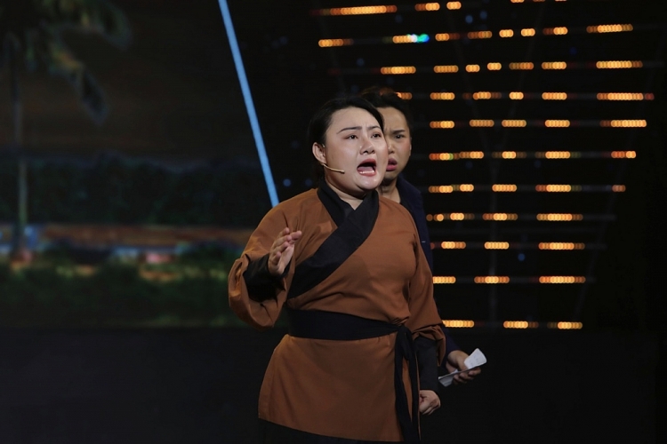 'Cười xuyên Việt 2022': Phạm Huyền Trâm khiến khán giả khóc nghẹn khi kể về quá khứ khổ cực của đoàn cải lương