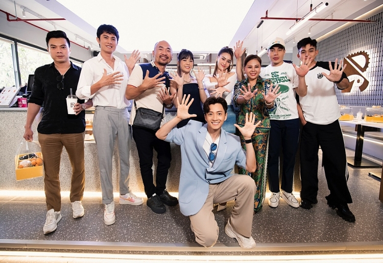 Dàn cast 'Running Man Vietnam' và '2 ngày 1 đêm' tụ họp chúc mừng Ngô Kiến Huy khai trương