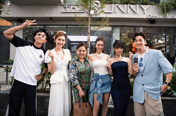 Dàn cast 'Running Man Vietnam' và '2 ngày 1 đêm' tụ họp chúc mừng Ngô Kiến Huy khai trương