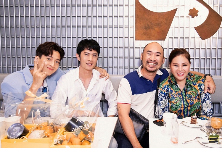 Dàn cast 'Running Man Vietnam' và '2 ngày 1 đêm' tụ họp chúc mừng Ngô Kiến Huy khai trương