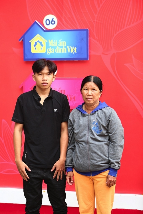 'Mái ấm gia đình Việt': Nghệ sĩ Trung Dân, Phi Phụng, MC Quyền Linh khâm phục trước người phụ nữ bán vé số nuôi 4 con nên người