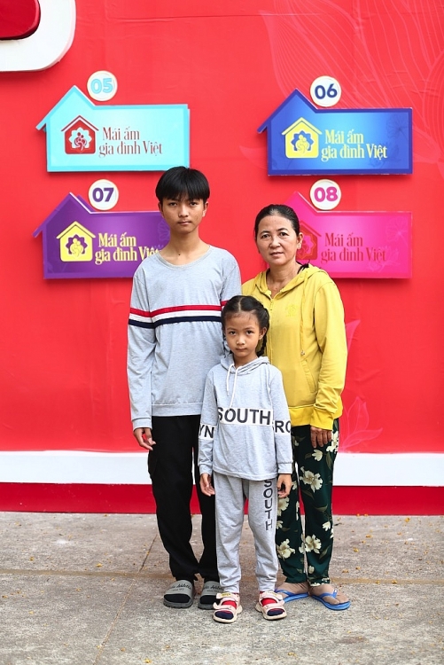 'Mái ấm gia đình Việt': Nghệ sĩ Trung Dân, Phi Phụng, MC Quyền Linh khâm phục trước người phụ nữ bán vé số nuôi 4 con nên người