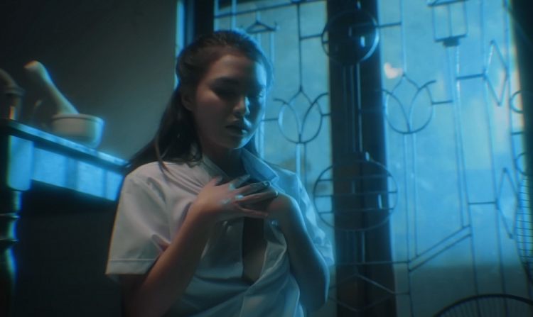 Hồ Quang Hiếu nói gì về cảnh diễn viên nữ 'lộ ngực' trong MV mới?