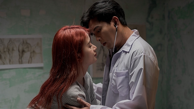Hồ Quang Hiếu nói gì về cảnh diễn viên nữ 'lộ ngực' trong MV mới?