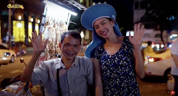 Bán rau lỗ như Hoa hậu Thùy Tiên trong 'Đu đêm', sơ hở là cho khách thêm hành