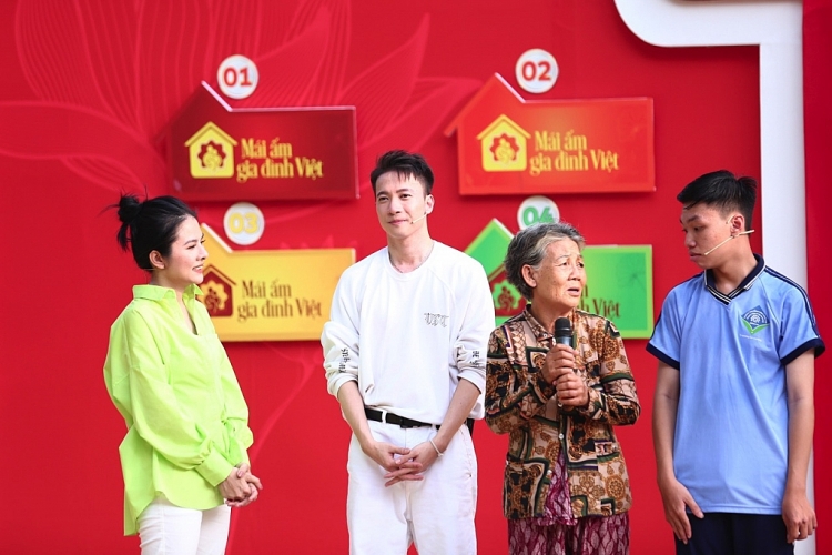 'Mái ấm gia đình Việt': Vân Trang và S.T Sơn Thạch nghẹn ngào vì không giúp được các hoàn cảnh khó khăn
