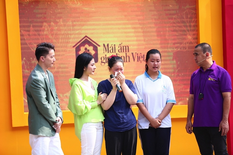 'Mái ấm gia đình Việt': Vân Trang và S.T Sơn Thạch nghẹn ngào vì không giúp được các hoàn cảnh khó khăn
