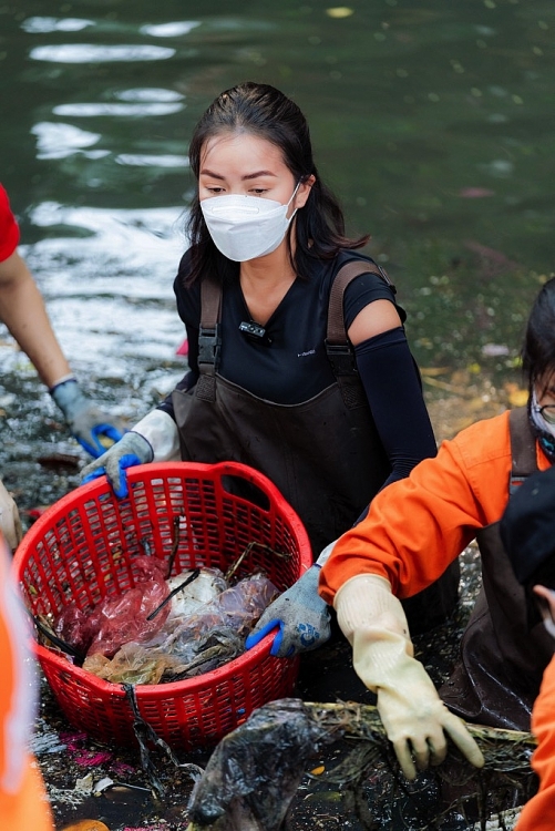 Hoa hậu Ngọc Châu dọn rác ở kênh bẩn, đi khắp thành phố thu gom nylon để tái chế
