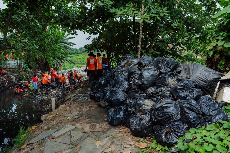 Hoa hậu Ngọc Châu dọn rác ở kênh bẩn, đi khắp thành phố thu gom nylon để tái chế