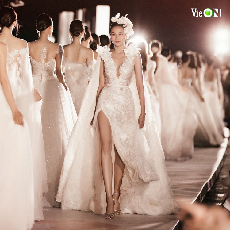 Á hậu Phương Anh được cầu hôn, Hoa hậu Ngọc Châu đẹp mơ màng tại 'Fashion Voyage 5'
