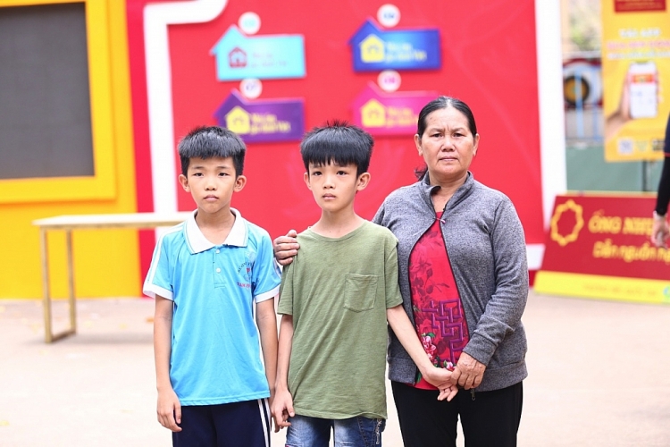 'Mái ấm gia đình Việt': Quyền Linh, Tiết Cương và Thanh Ngọc nghẹn lòng trước các em nhỏ thiếu vắng tình thương của cha mẹ