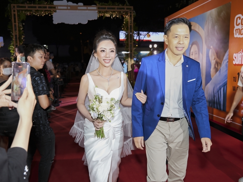 Thu Trang, Tiến Luật tái hiện đám cưới trên thảm đỏ 'Con Nhót mót chồng', xúc động nhất khoảnh khắc Thái Hòa cầm tay gả con gái